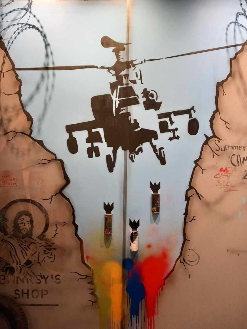 Banksy we Wrocławiu. Na zdjęciu jego prace prezentowane w hali IASE przy ul. Wystawowej