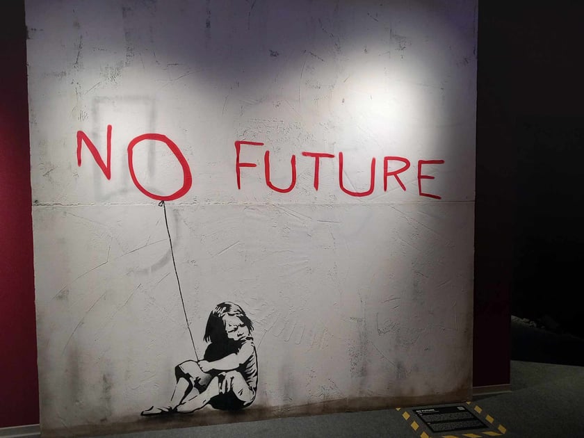 Banksy we Wrocławiu. Na zdjęciu jego prace prezentowane w hali IASE przy ul. Wystawowej