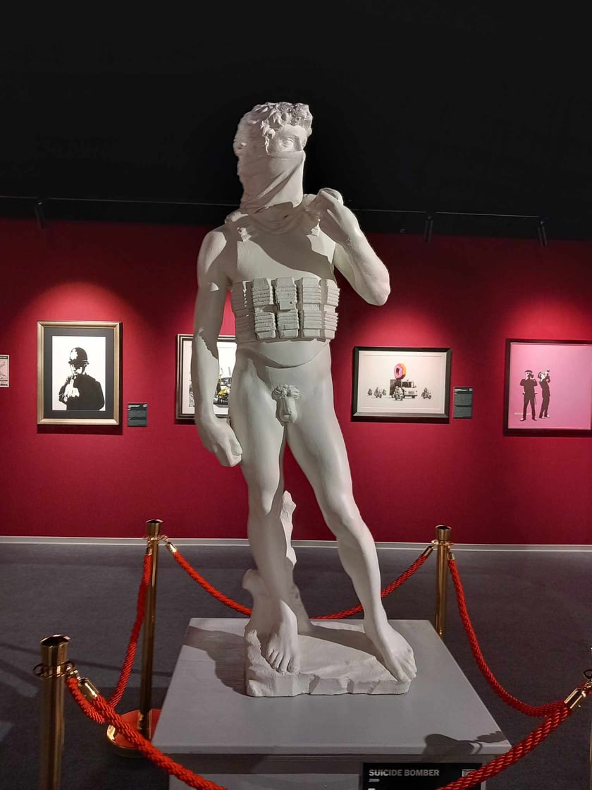 Banksy we Wrocławiu. Na zdjęciu jego prace prezentowane w hali IASE przy ul. Wystawowej