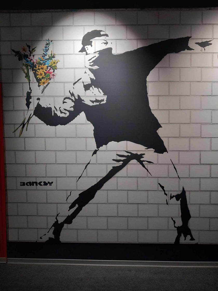 Banksy we Wrocławiu. Na zdjęciu jego prace prezentowane w hali IASE przy ul. Wystawowej