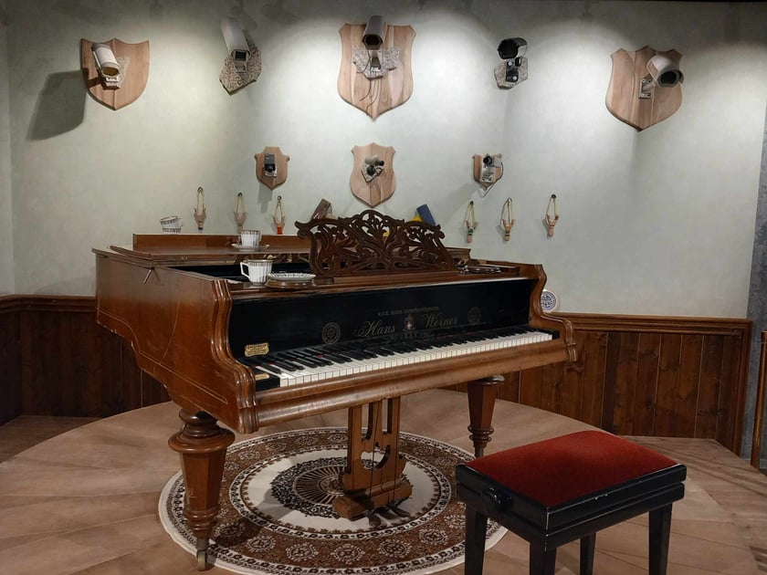 Banksy we Wrocławiu. Na zdjęciu jego prace prezentowane w hali IASE przy ul. Wystawowej