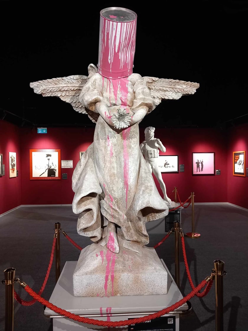 Banksy we Wrocławiu. Na zdjęciu jego prace prezentowane w hali IASE przy ul. Wystawowej