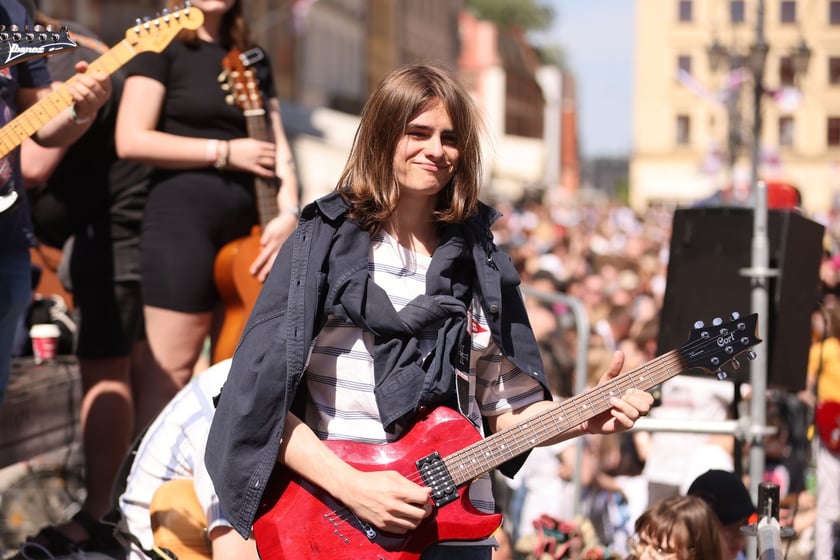 Gitarzyści na wrocławskim rynku. Gitarowy Rekord Świata 2024