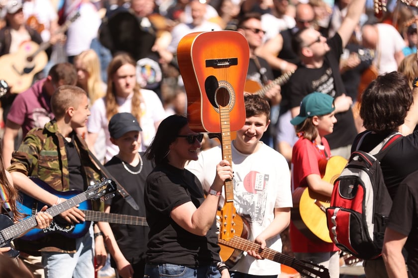 Gitarzyści na wrocławskim rynku. Gitarowy Rekord Świata 2024