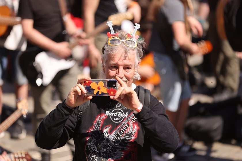Gitarzyści na wrocławskim rynku. Gitarowy Rekord Świata 2024