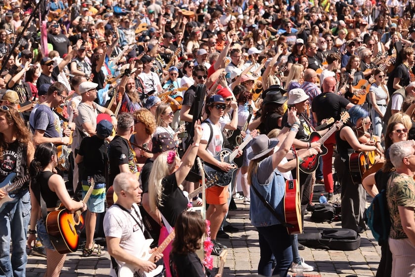 Gitarzyści na wrocławskim rynku. Gitarowy Rekord Świata 2024