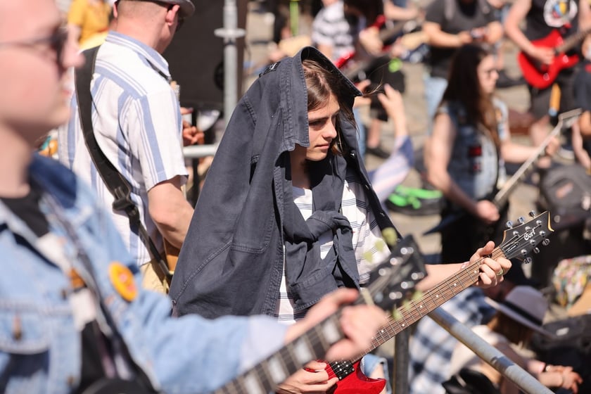 Gitarzyści na wrocławskim rynku. Gitarowy Rekord Świata 2024