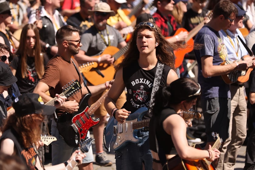 Gitarzyści na wrocławskim rynku. Gitarowy Rekord Świata 2024