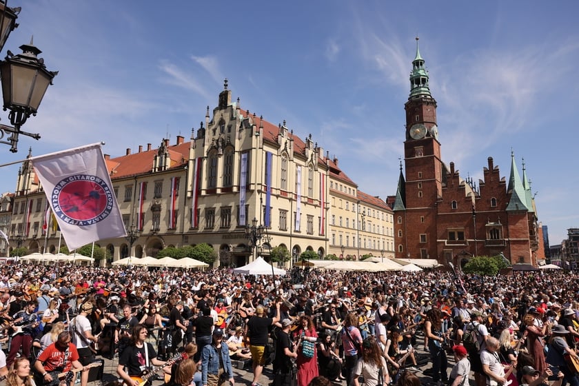 Gitarzyści na wrocławskim rynku. Gitarowy Rekord Świata 2024