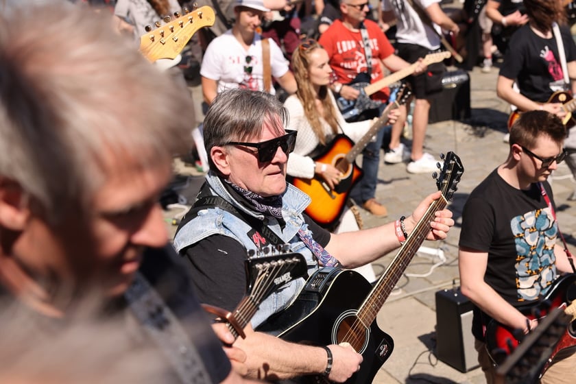 Gitarzyści na wrocławskim rynku. Gitarowy Rekord Świata 2024
