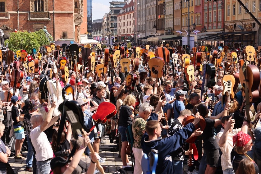 Gitarzyści na wrocławskim rynku. Gitarowy Rekord Świata 2024