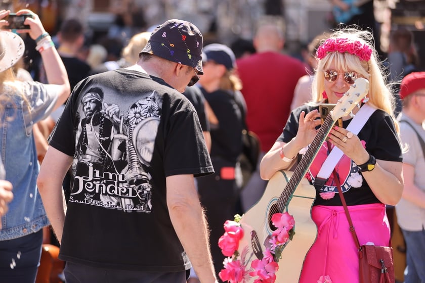 Gitarzyści na wrocławskim rynku. Gitarowy Rekord Świata 2024