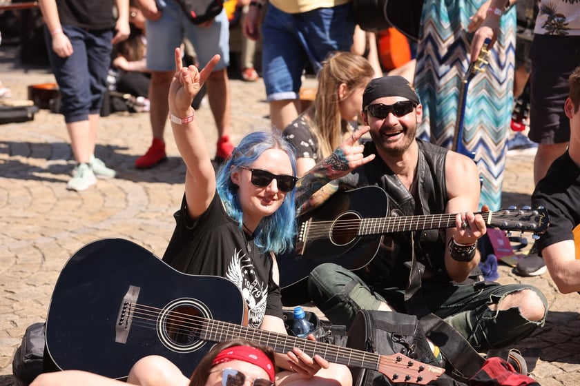 Gitarzyści na wrocławskim rynku. Gitarowy Rekord Świata 2024