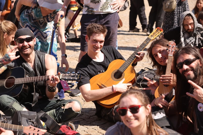 Gitarzyści na wrocławskim rynku. Gitarowy Rekord Świata 2024
