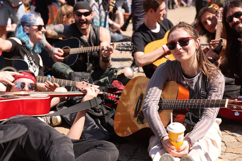 Gitarzyści na wrocławskim rynku. Gitarowy Rekord Świata 2024