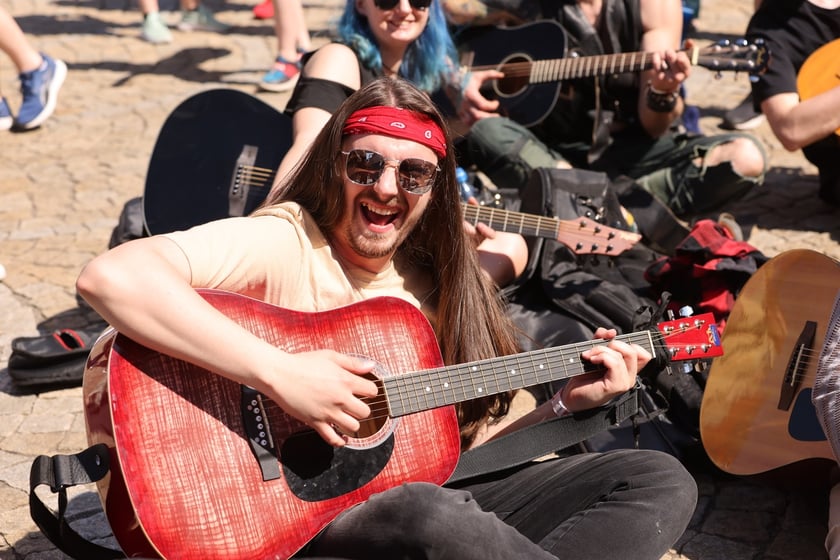 Gitarzyści na wrocławskim rynku. Gitarowy Rekord Świata 2024