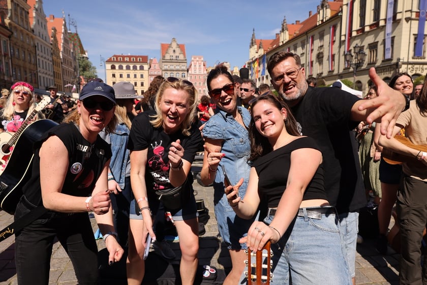 Gitarzyści na wrocławskim rynku. Gitarowy Rekord Świata 2024