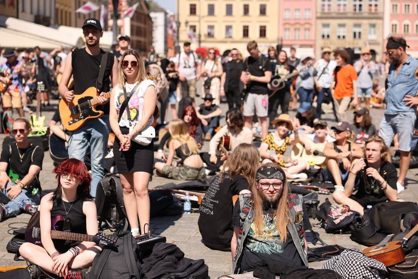 Gitarzyści na wrocławskim rynku. Gitarowy Rekord Świata 2024