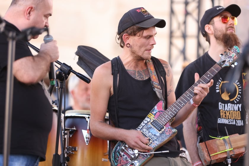 Gitarzyści na wrocławskim rynku. Gitarowy Rekord Świata 2024