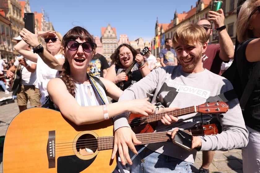 Gitarzyści na wrocławskim rynku. Gitarowy Rekord Świata 2024