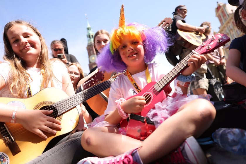 Gitarzyści na wrocławskim rynku. Gitarowy Rekord Świata 2024