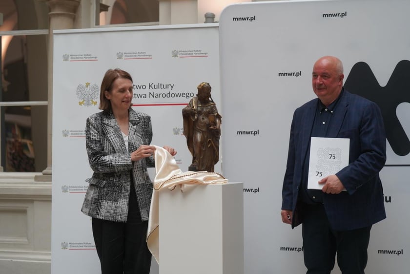 Minister kultury i dziedzictwa narodowego Hanna Wr&oacute;blewska odsłania rzeźbę
