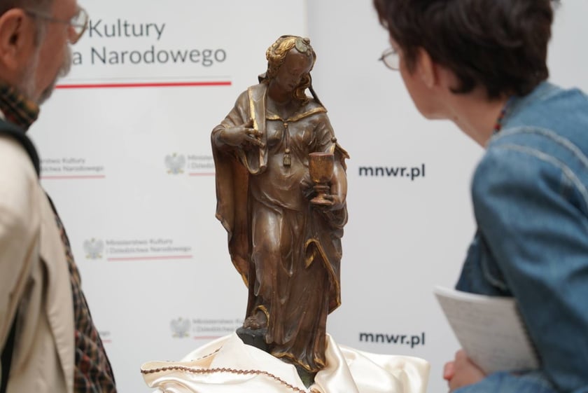 Rzeźba przedstawiająca personifikację Wiary