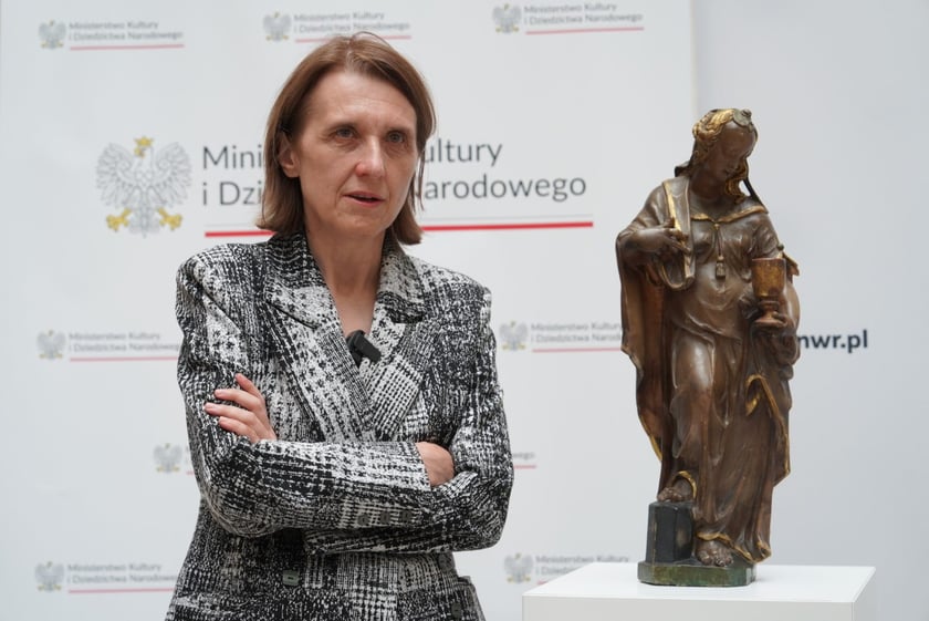 Minister Hanna Wr&oacute;blewska z odsykaną rzeźbą z XVII wieku