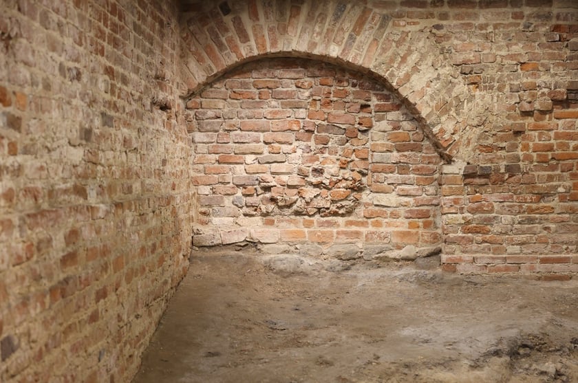 Podziemia Domu Notre Dame na Ostrowie Tumskim &ndash; ściana z XV-wiecznej przebudowy zamku na kamienice kanonickie