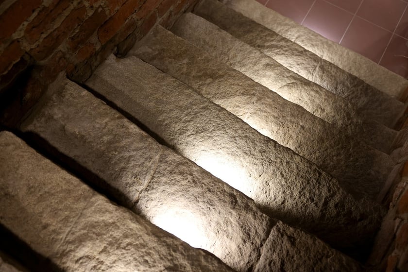 Podziemia Domu Notre Dame na Ostrowie Tumskim &ndash;&nbsp;XII-wieczne schody prowadzące do piwnicy pod wieżą&nbsp;