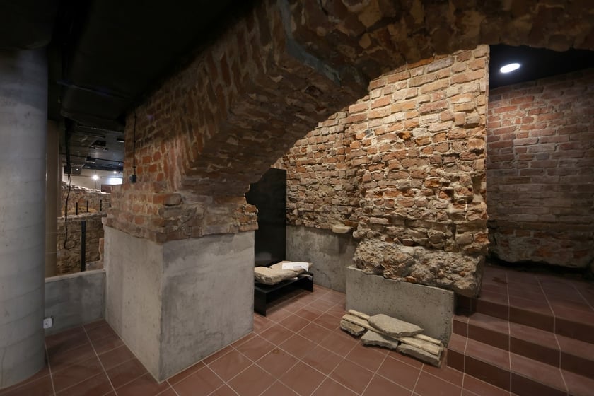 Podziemia Domu Notre Dame na Ostrowie Tumskim &ndash;&nbsp;XV-wieczna kotłownia, piec znajduje się za podświetlaną ścianą