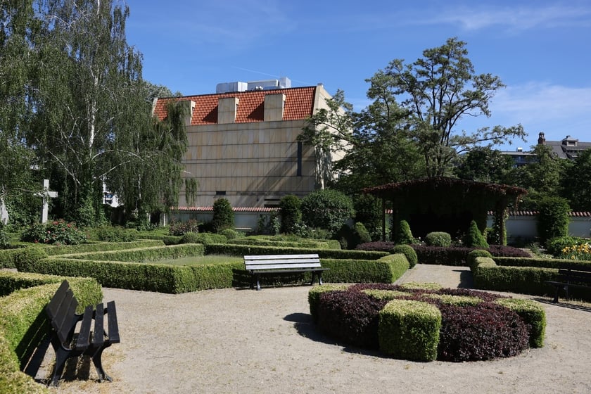 Ogr&oacute;d klasztorny od ulicy Sienkiewicza