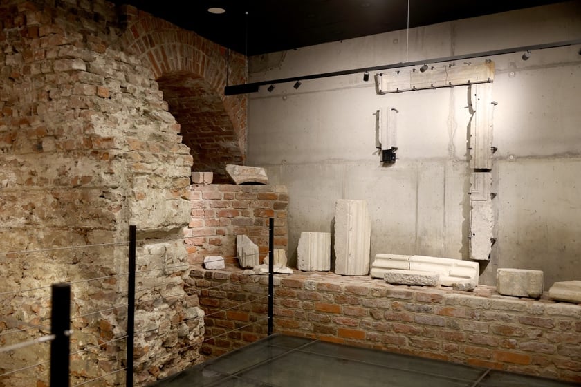 Podziemia Domu Notre Dame na Ostrowie Tumskim &ndash; całej ekspozycji relikwi&oacute;w towarzyszy bogate Lapidarium