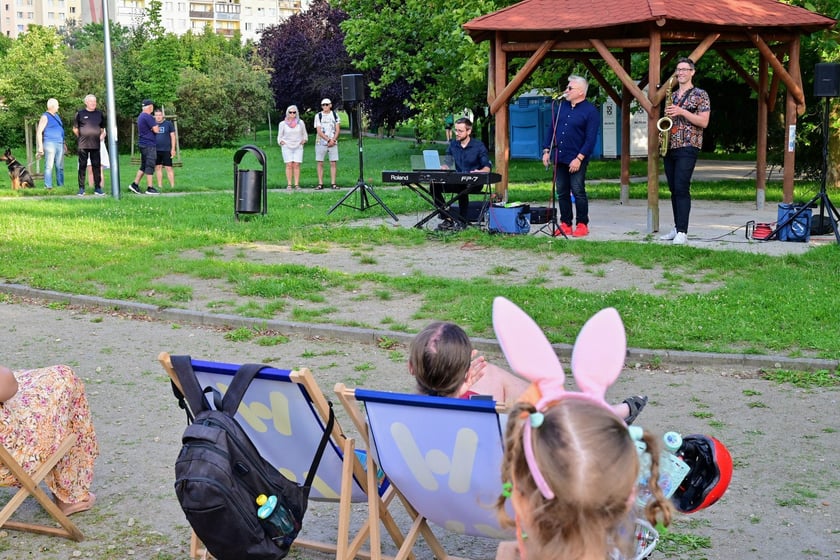 Pierwszy koncert z cyklu "Muzyka w podwórku" zabrzmiał na Gaju w tak zwanym parku słonecznym. Śpiewał Tomasz Krajewski przy akompaniamencie Dominika Mąkosy i Tarasa Bakovskyia