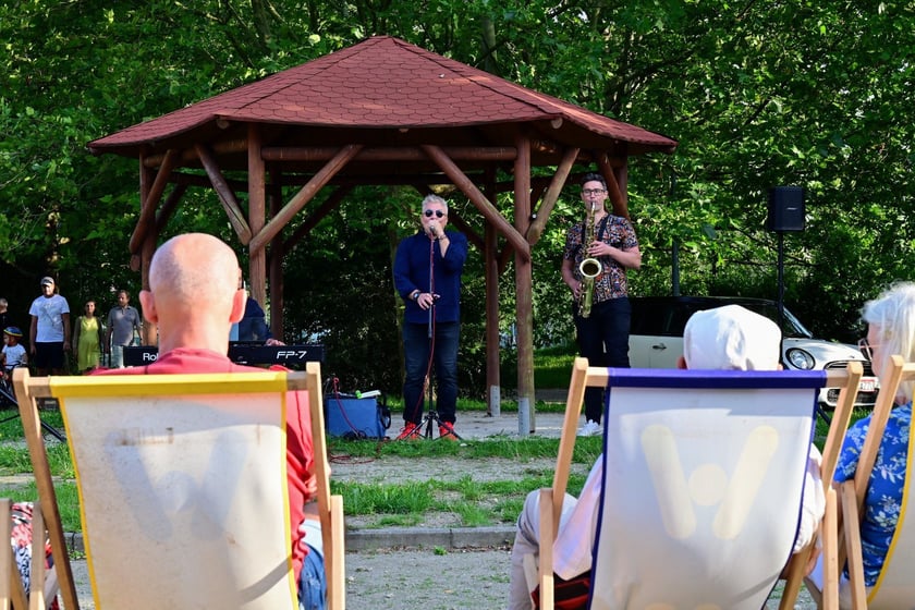 Pierwszy koncert z cyklu "Muzyka w podwórku" zabrzmiał na Gaju w tak zwanym parku słonecznym. Śpiewał Tomasz Krajewski przy akompaniamencie Dominika Mąkosy i Tarasa Bakovskyia