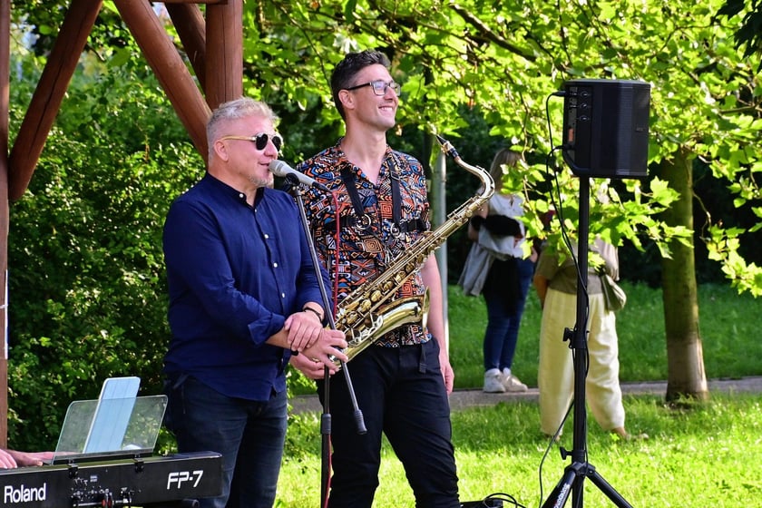 Pierwszy koncert z cyklu "Muzyka w podwórku" zabrzmiał na Gaju w tak zwanym parku słonecznym. Śpiewał Tomasz Krajewski przy akompaniamencie Dominika Mąkosy i Tarasa Bakovskyia