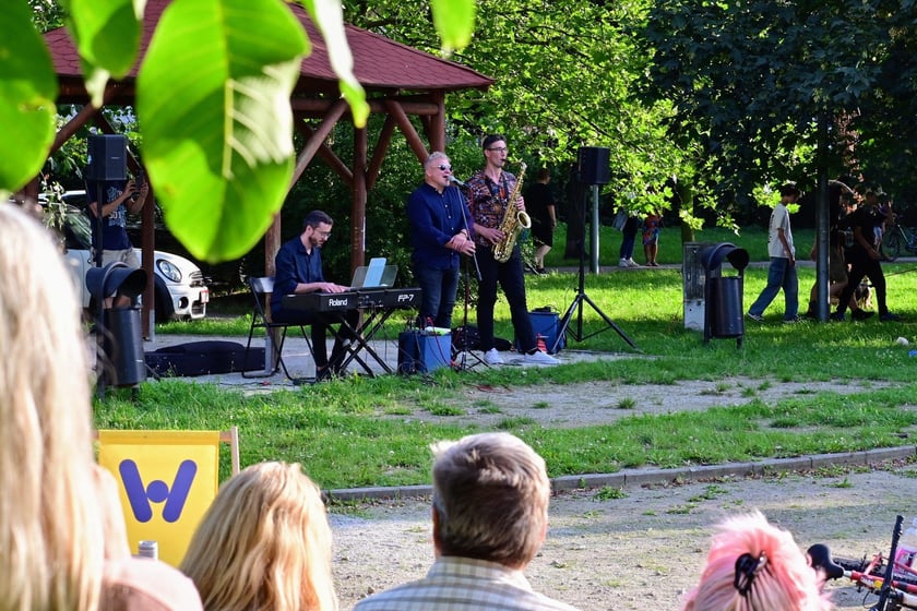 Pierwszy koncert z cyklu "Muzyka w podwórku" zabrzmiał na Gaju w tak zwanym parku słonecznym. Śpiewał Tomasz Krajewski przy akompaniamencie Dominika Mąkosy i Tarasa Bakovskyia