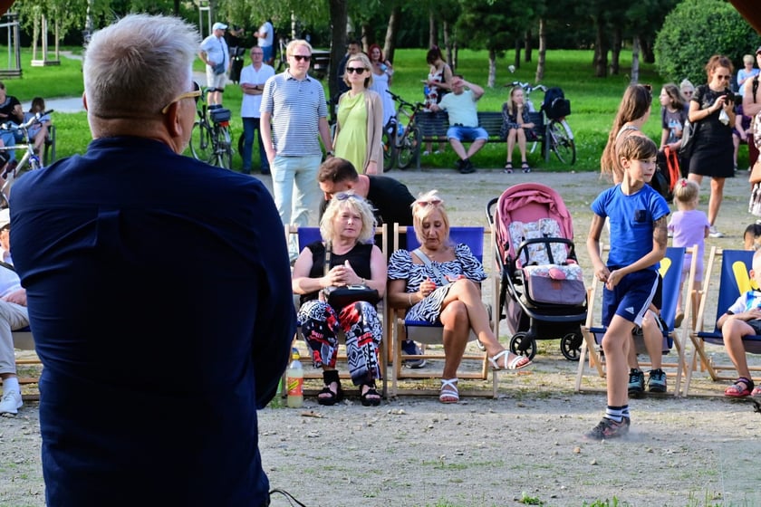 Pierwszy koncert z cyklu "Muzyka w podwórku" zabrzmiał na Gaju w tak zwanym parku słonecznym. Śpiewał Tomasz Krajewski przy akompaniamencie Dominika Mąkosy i Tarasa Bakovskyia