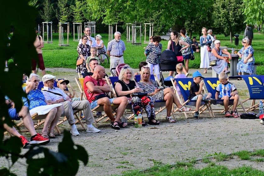 Pierwszy koncert z cyklu "Muzyka w podwórku" zabrzmiał na Gaju w tak zwanym parku słonecznym. Śpiewał Tomasz Krajewski przy akompaniamencie Dominika Mąkosy i Tarasa Bakovskyia