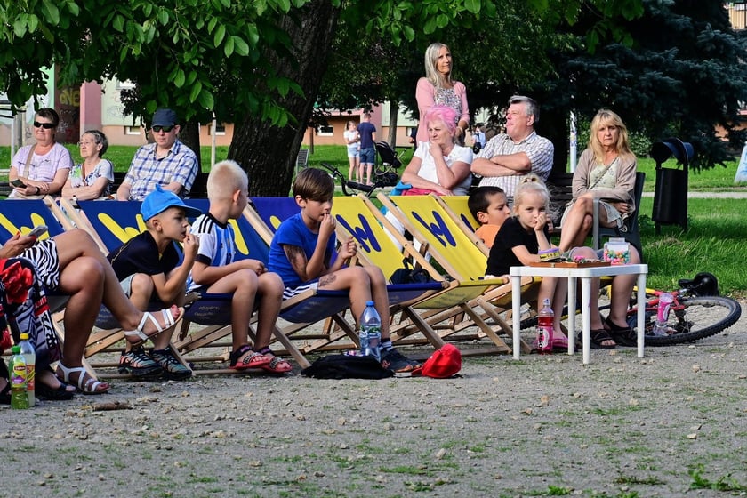 Pierwszy koncert z cyklu "Muzyka w podwórku" zabrzmiał na Gaju w tak zwanym parku słonecznym. Śpiewał Tomasz Krajewski przy akompaniamencie Dominika Mąkosy i Tarasa Bakovskyia