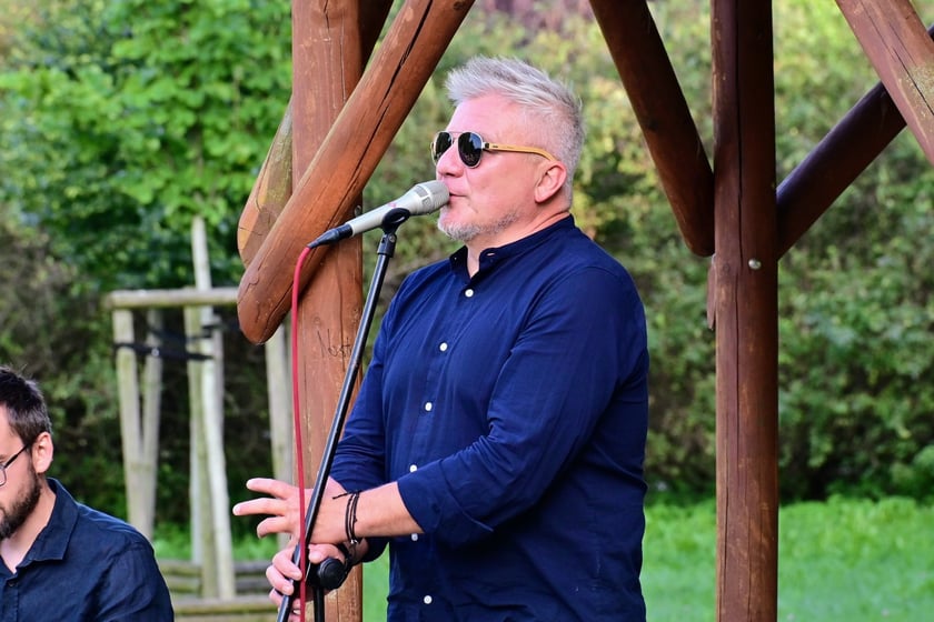 Pierwszy koncert z cyklu "Muzyka w podwórku" zabrzmiał na Gaju w tak zwanym parku słonecznym. Śpiewał Tomasz Krajewski przy akompaniamencie Dominika Mąkosy i Tarasa Bakovskyia