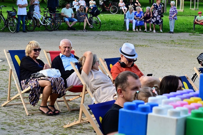 Pierwszy koncert z cyklu "Muzyka w podwórku" zabrzmiał na Gaju w tak zwanym parku słonecznym. Śpiewał Tomasz Krajewski przy akompaniamencie Dominika Mąkosy i Tarasa Bakovskyia