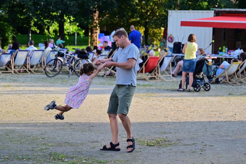 Pierwszy koncert z cyklu "Muzyka w podwórku" zabrzmiał na Gaju w tak zwanym parku słonecznym. Śpiewał Tomasz Krajewski przy akompaniamencie Dominika Mąkosy i Tarasa Bakovskyia