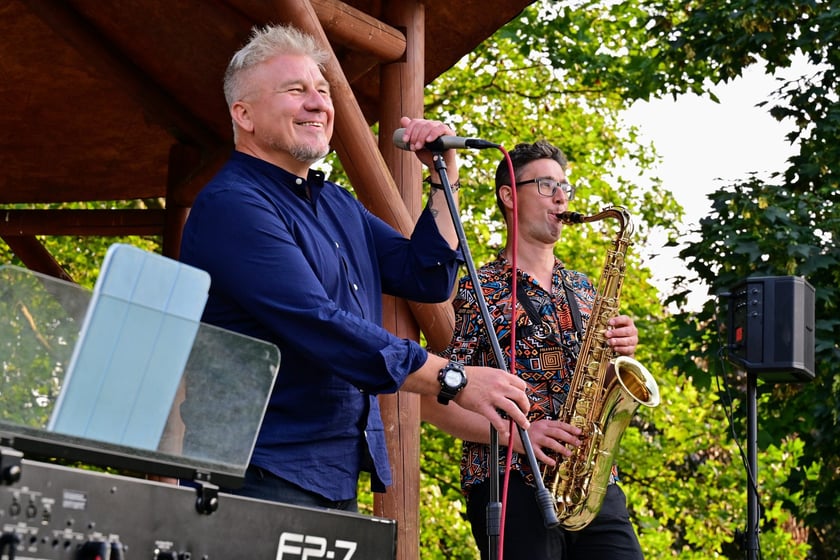 Pierwszy koncert z cyklu "Muzyka w podwórku" zabrzmiał na Gaju w tak zwanym parku słonecznym. Śpiewał Tomasz Krajewski przy akompaniamencie Dominika Mąkosy i Tarasa Bakovskyia