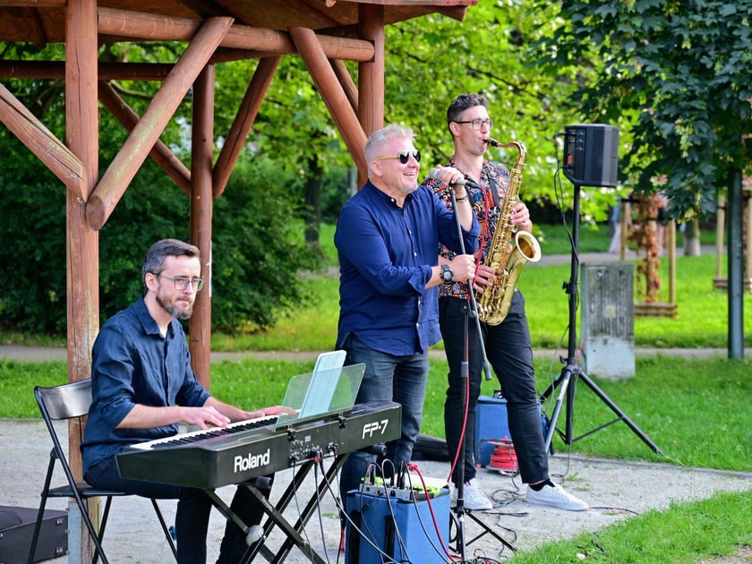 Pierwszy koncert z cyklu "Muzyka w podwórku" zabrzmiał na Gaju w tak zwanym parku słonecznym. Śpiewał Tomasz Krajewski przy akompaniamencie Dominika Mąkosy i Tarasa Bakovskyia