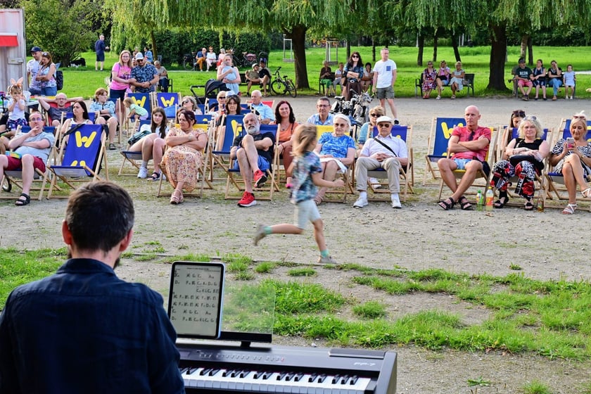 Pierwszy koncert z cyklu "Muzyka w podwórku" zabrzmiał na Gaju w tak zwanym parku słonecznym. Śpiewał Tomasz Krajewski przy akompaniamencie Dominika Mąkosy i Tarasa Bakovskyia