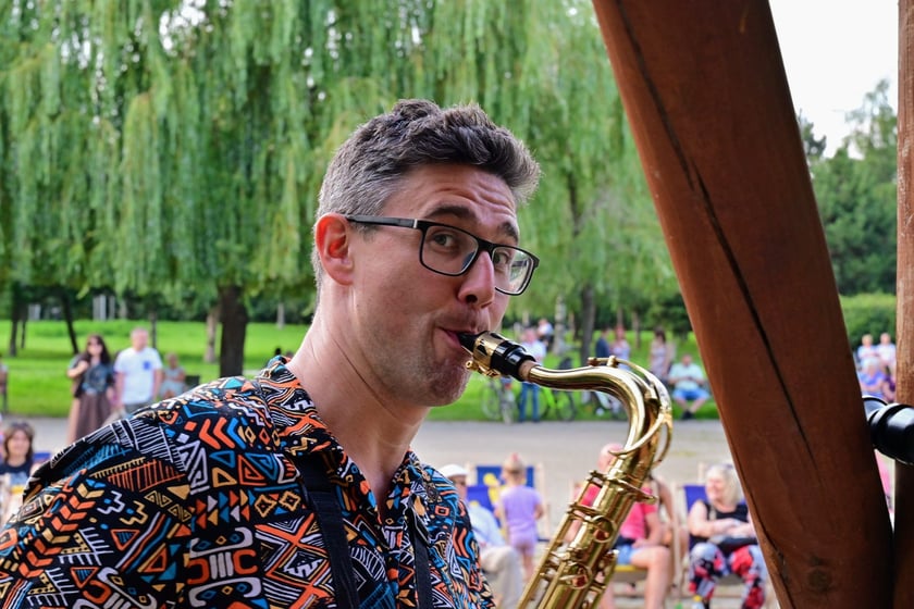 Pierwszy koncert z cyklu "Muzyka w podwórku" zabrzmiał na Gaju w tak zwanym parku słonecznym. Śpiewał Tomasz Krajewski przy akompaniamencie Dominika Mąkosy i Tarasa Bakovskyia