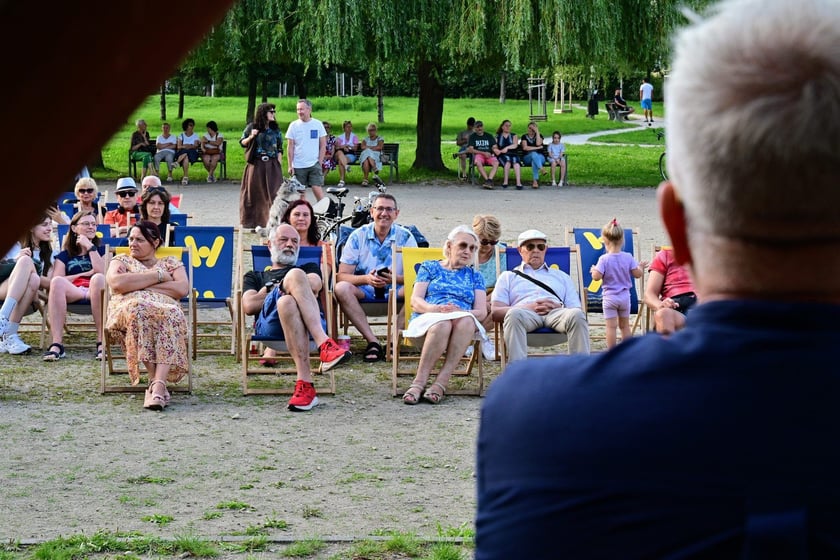 Pierwszy koncert z cyklu "Muzyka w podwórku" zabrzmiał na Gaju w tak zwanym parku słonecznym. Śpiewał Tomasz Krajewski przy akompaniamencie Dominika Mąkosy i Tarasa Bakovskyia