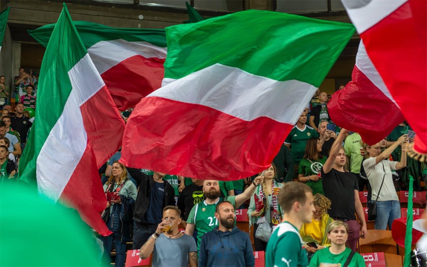 Kibice Śląska Wrocław bawią się w Hali stulecia z okazji mistrzostwa klubu