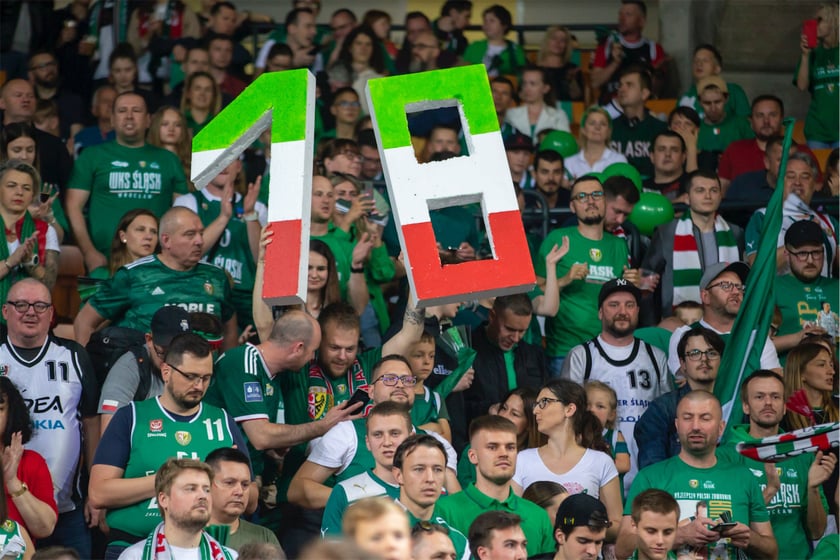 Kibice Śląska Wrocław bawią się w Hali stulecia z okazji mistrzostwa klubu